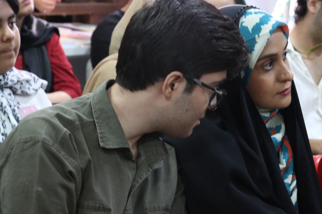 صاحب اثر روی ماه خداوند را ببوس,مهمان هنردونی 4 WhatsApp Image 2025-05-07 at 13.57.55
